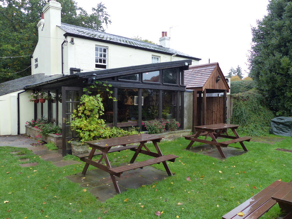 The Sun Inn Englefield Green Kültér fotó