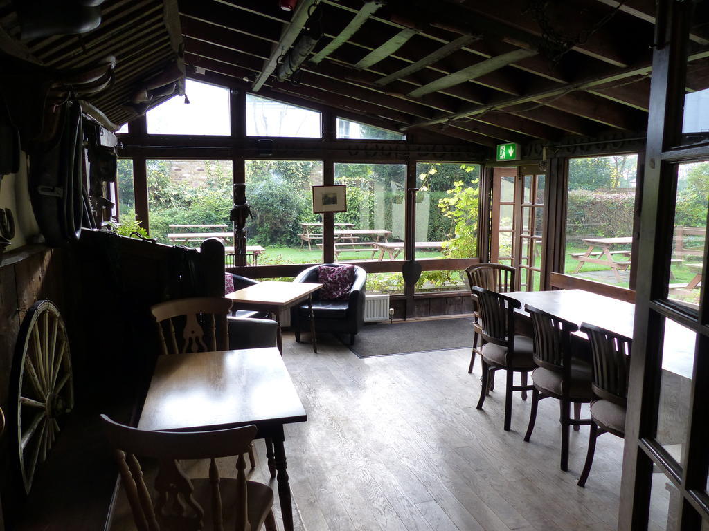 The Sun Inn Englefield Green Kültér fotó