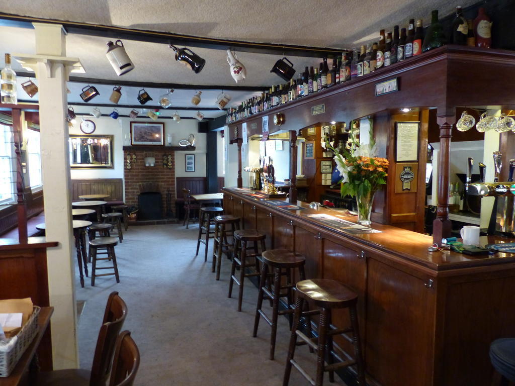 The Sun Inn Englefield Green Kültér fotó